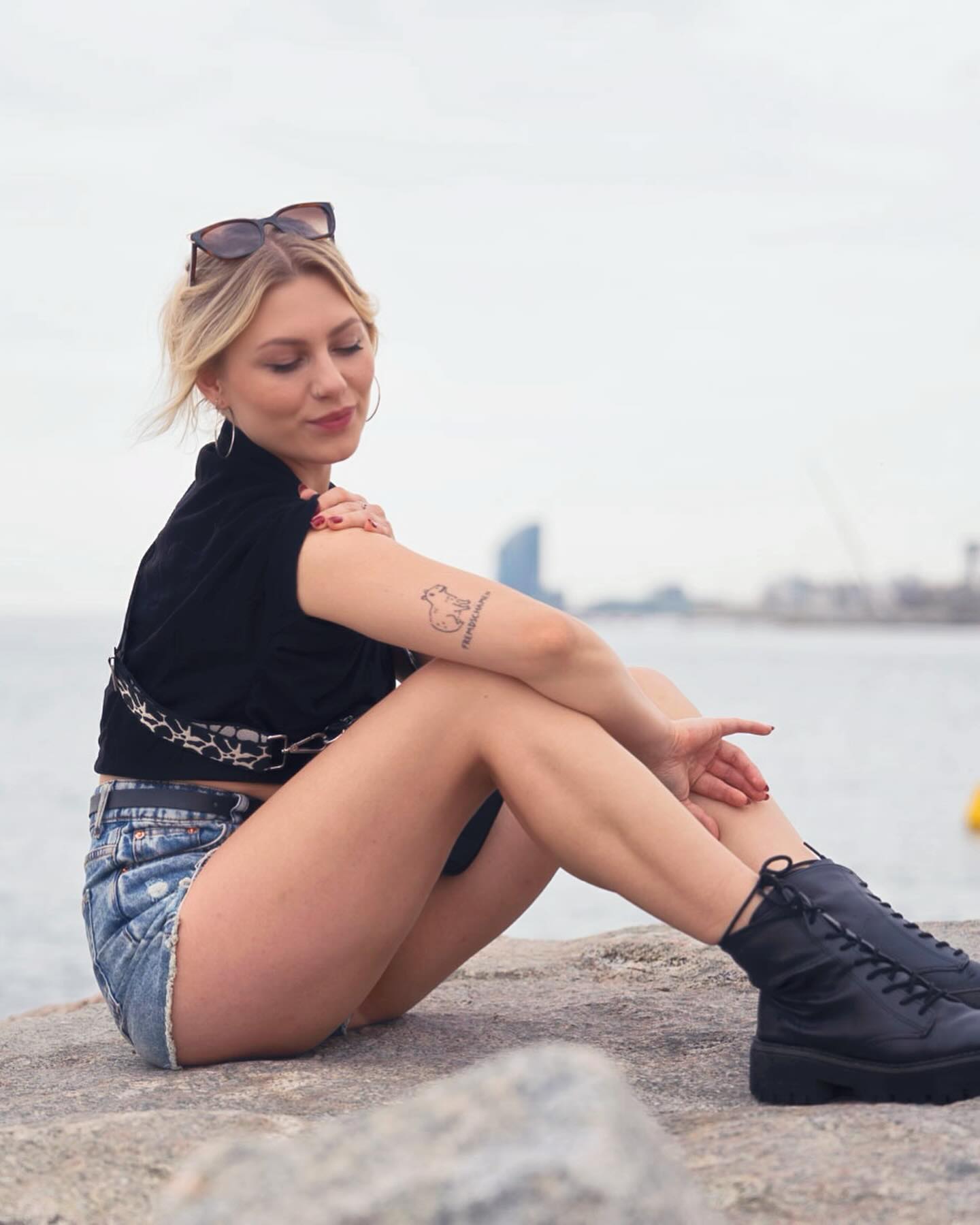 Photo by Lea Maria on August 06, 2024. May be an image of 1 person, blonde hair, shorts, miniskirt and outdoors..jpg
