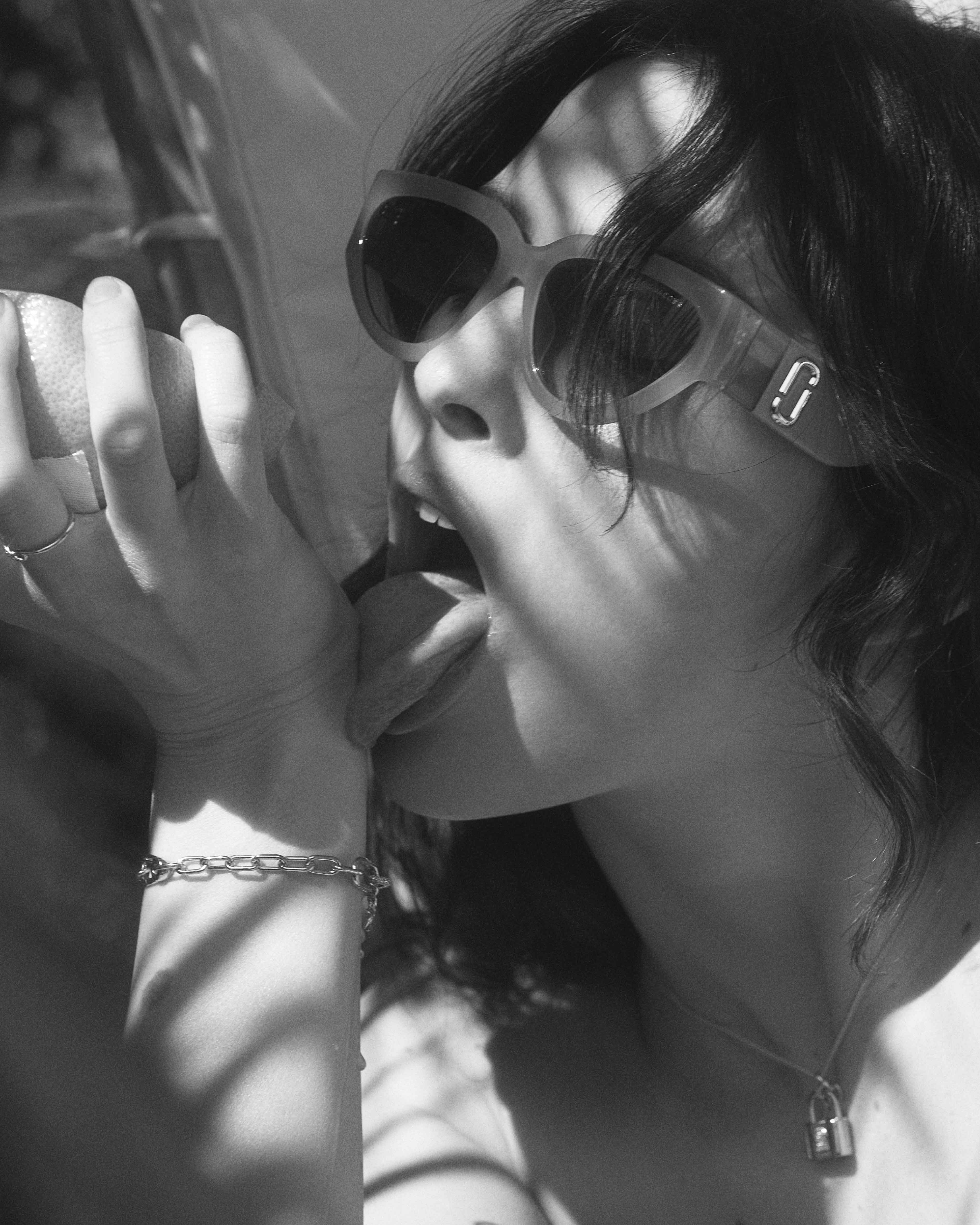 648a1e1cc4d6f00d495e8dcf_187_FLAUNT_MAGAZINE_CRITICAL_MASS_COVER_Gracie_Abrams_FLAUNT.COM9.jpg