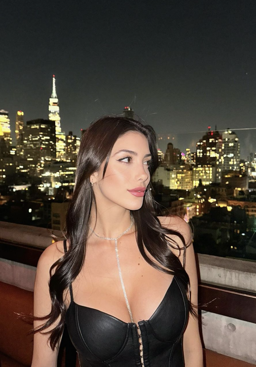 Influencer looking slut makes an OF (@ThaliaSophia)