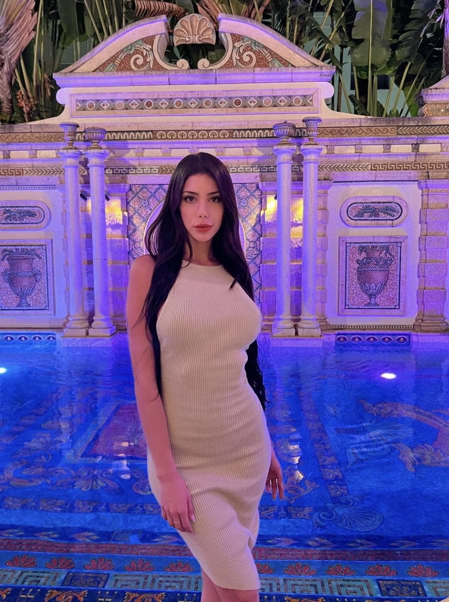 Influencer looking slut creates OF