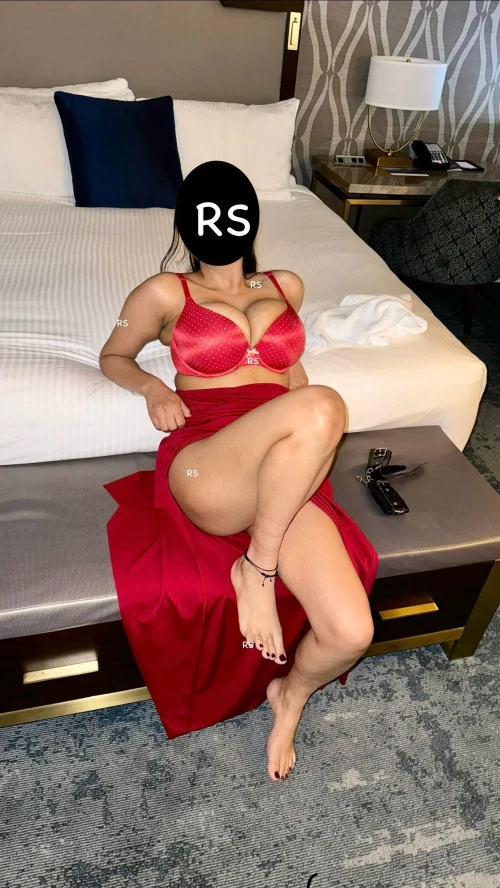 f-does-she-look-good-in-red-v0-ej33ucguri0e1a062707cc8f8b2d5.webp