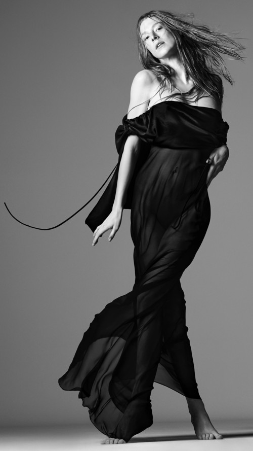 pirelli-calendar-Hunter-schafer-18fc943440111ba04.jpg