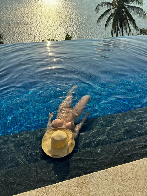 vacations-with-wife-be-like-v0-2yyecq5bzvqc128acd5ca7adf8c2c.webp