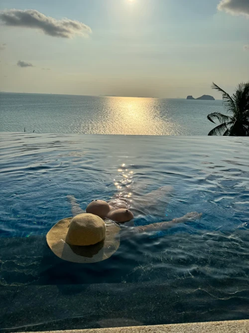 vacations-with-wife-be-like-v0-5nw3zq5bzvqc137b4b8153c9bea54.webp