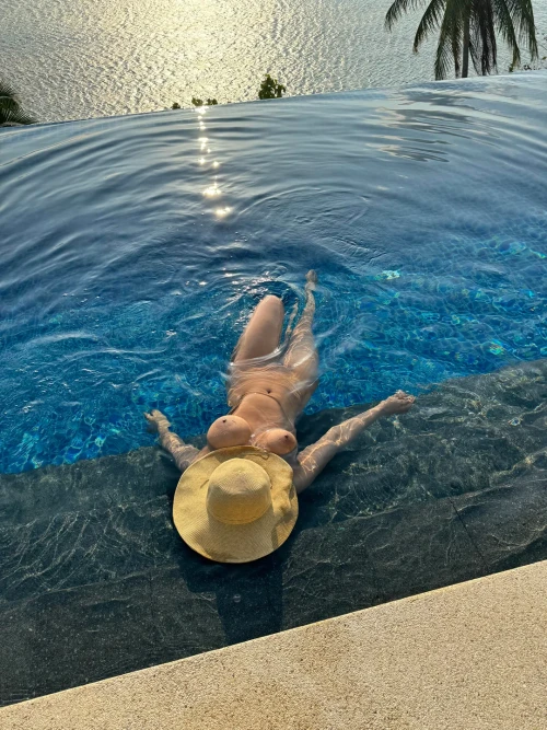 vacations-with-wife-be-like-v0-aexdnq5bzvqc1c9dcd5df3fe0bab4.webp
