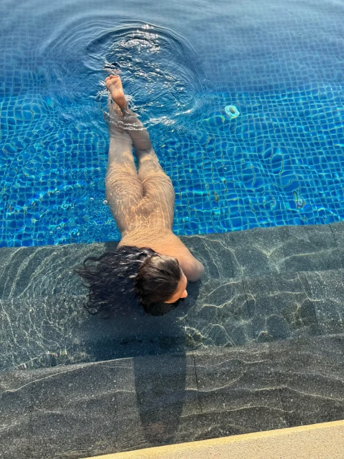 vacations-with-wife-be-like-v0-p6mqpq5bzvqc15544440587e4e147.webp
