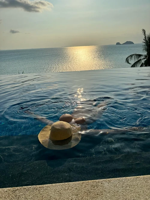 vacations-with-wife-be-like-v0-tp9zuq5bzvqc104f6adbc902e191b.webp