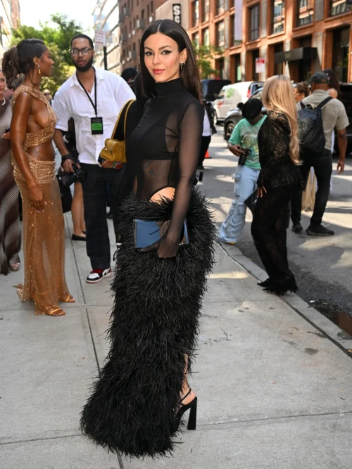 ---ELEGANTE-Victoria-Justice-hoje-no-NYFW--5f826bd39931e5d39.webp