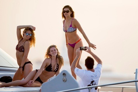 0721-nina-dobrev-yacht03-480wc3cccea2508d39c1.jpg