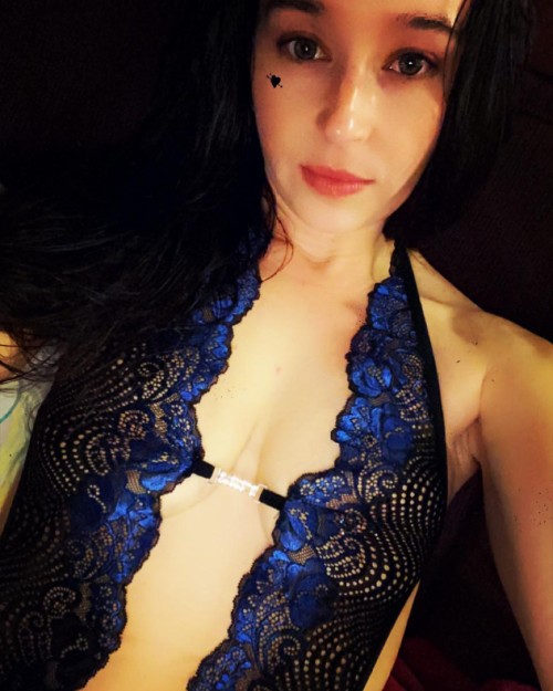 2021-10-25_Maine_gonewild_qfy13p_my_king_got_me_a_new_outfit_wanna_come_watch_or_01d15d73e419c6ec70.jpg