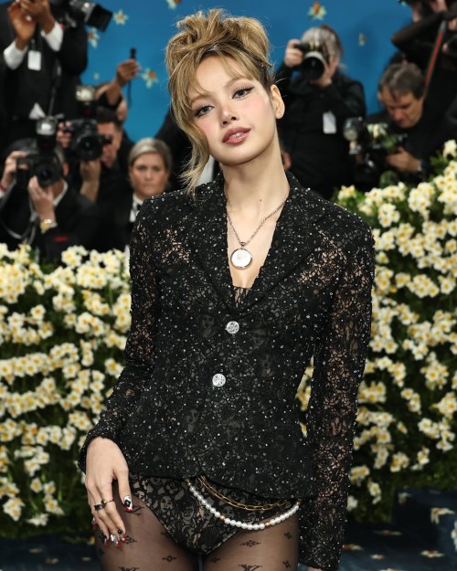 2025BLACKPINK---elleja......-louisvuitton-lalalalisa_m-METGala-METGala2025-BLACKPINK-Lisa-Lb75d8724784d8634.jpg