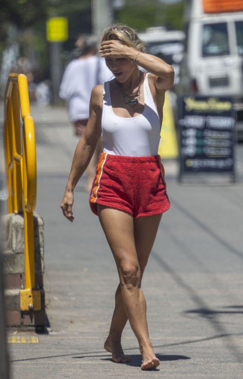 557891714_elsapatakypokieswhiteswim87ab5565a66816f812.jpg