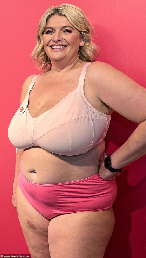 89422317-13826781-Proud_of_her_body_Bryony_Gordon-m-23_1725825574557c936261b7cc6d51b.jpg