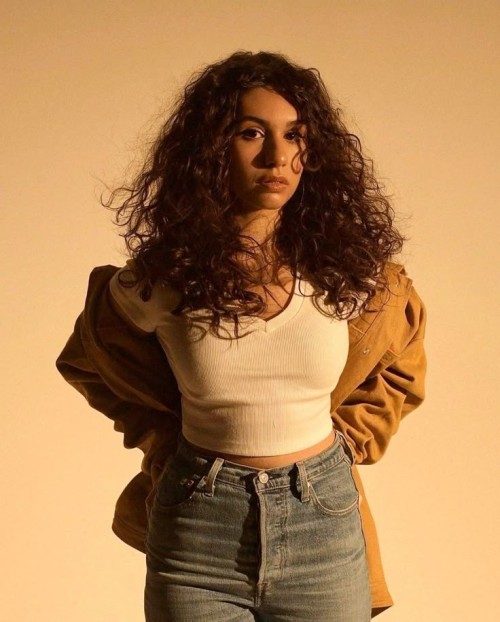 Alessia-Cara-R049378840a286e903ef.jpeg