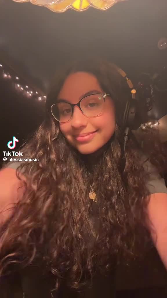 Alessia-Cara-R056317c5acf3af5fc19.mp4