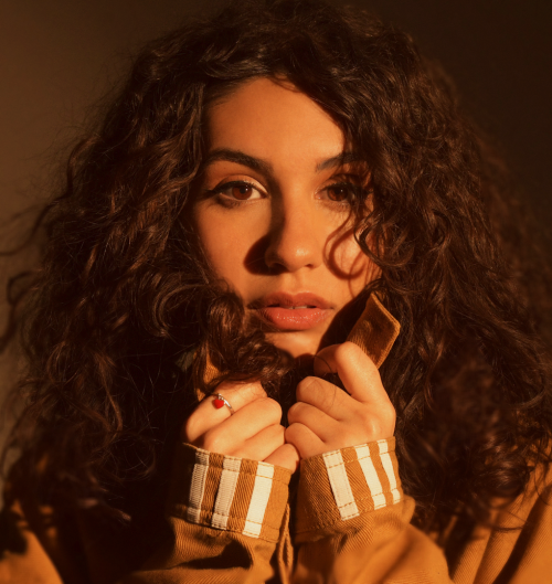 Alessia-Cara-R0589cb7a0710c4df85b.png