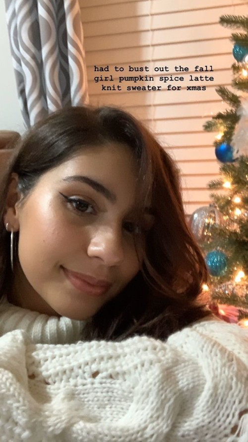 Alessia-Cara-R059f89b75f6621a228d.jpg