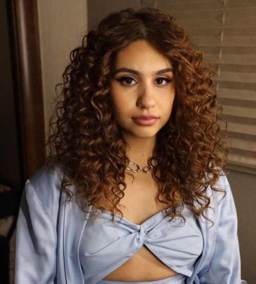 Alessia-Cara-R06047458e4fa8db56bb.jpeg