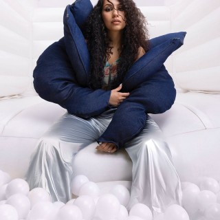 Alessia-Cara-R064fe0afcc1edaad229