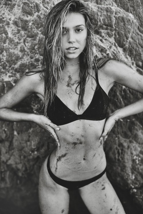 Alexis-Ren-372fae8415206c3d1b.jpg