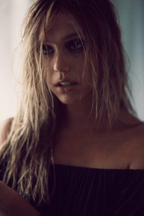 Alexis-Ren-by-Kimberley-Gordon-for-Planet-Blue-205647f9abdc30285a.jpg