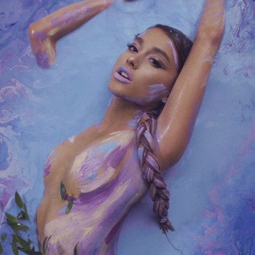 Ariana-Grande-BodyPaint-29a322a324dad7e67.jpg