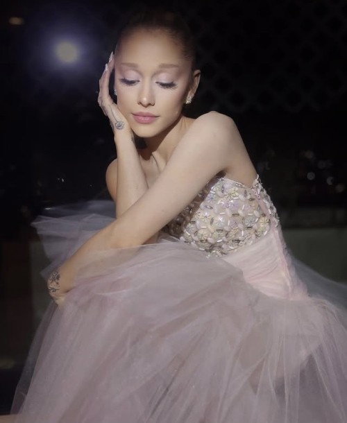 Ariana-Grande-Butera-R011869e1bb9e2af5a65.jpg