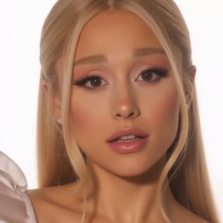 Ariana-Grande-Butera-R0500ef0fbf4240861f9
