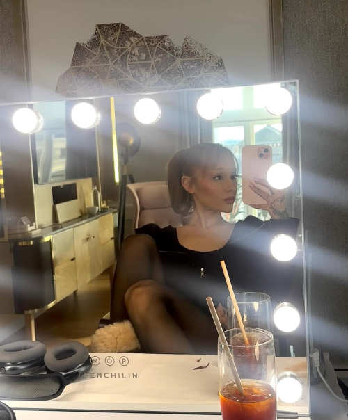 Ariana-Grande-Butera-R059a8c4eecf67d242fc.png