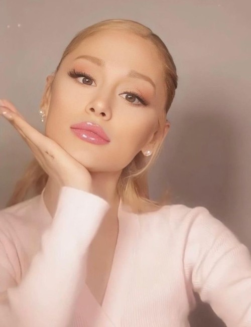 Ariana-Grande-Butera-R06002747059aa00be58.jpeg