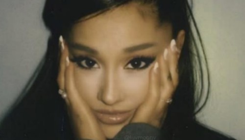 Ariana-Grande-Butera-R062b0a0aab851d521cd.jpg