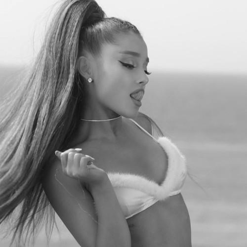 Ariana-Grande-Sexy038d0fc14be78eb7.jpg