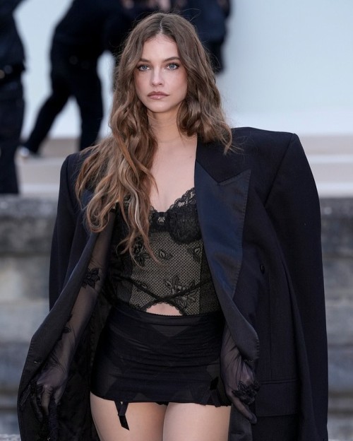 Barbara-Palvin-Sprouse-arrives-at-the-Balenciaga-Fall-Winter-2025-2026-Fashion-Show-during-Paris-Fashion-Week-09-03--to-the-original-owners---DM-for-removal1f3906921f0554fb.jpg