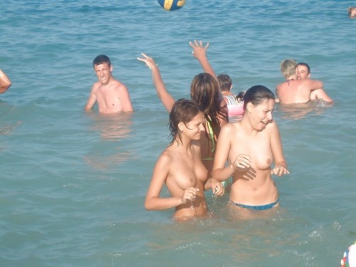 Beach_Teens_Tits_Great_teen_topless_on_beach_4352095-1211c35d556a49a986.jpg