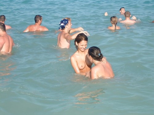 Beach_Teens_Tits_Great_teen_topless_on_beach_4352095-15e706d67bd34b3ce7.jpg