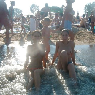 Beach_Teens_Tits_Great_teen_topless_on_beach_4352095-98eb19b76827584d1