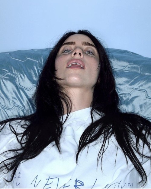 Billie-Eilish-R035.jpg