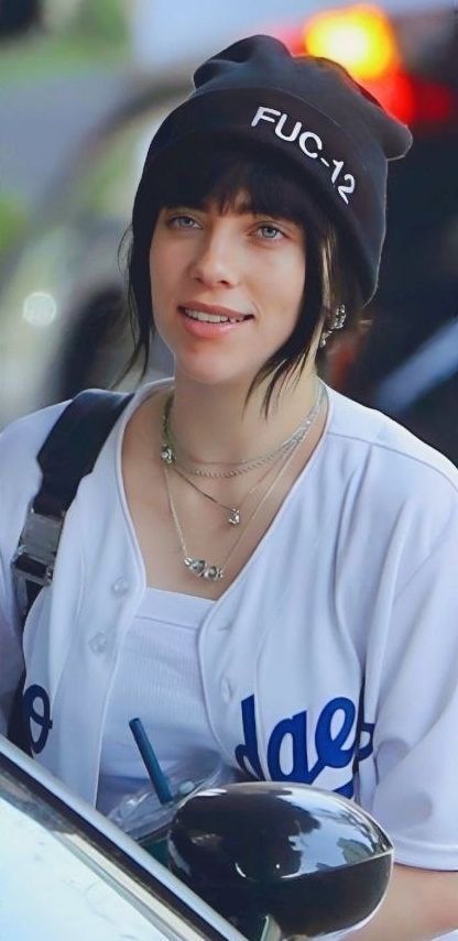 Billie-Eilish-R044.jpg