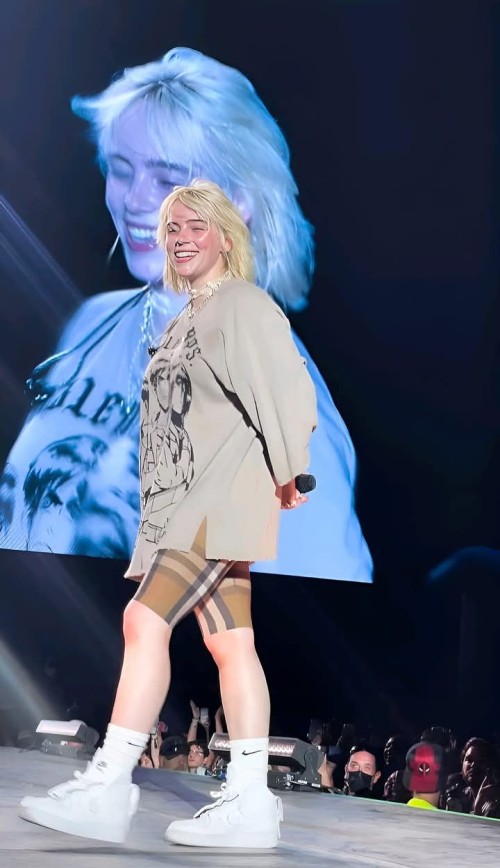 Billie-Eilish-R051.jpeg