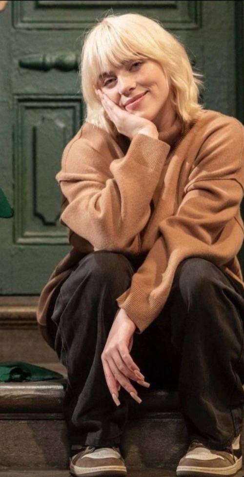 Billie-Eilish-R054.jpeg