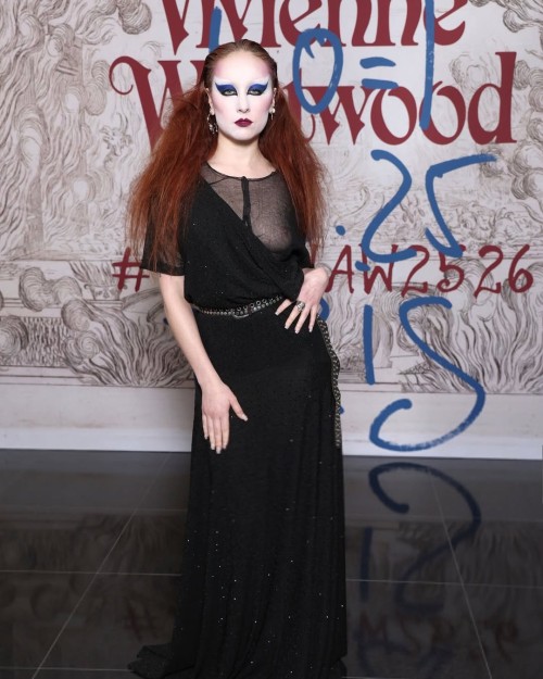Chappell-Roan-en-el-show-de-Vivienne-Westwood-en-PFW25-11d5046594cf78ff8.jpg