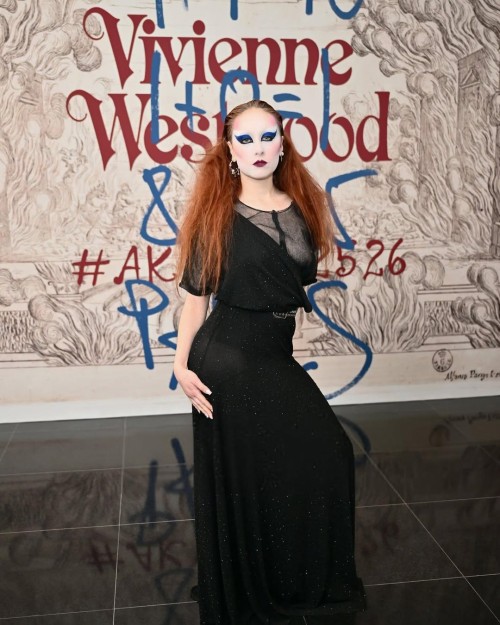 Chappell-Roan-en-el-show-de-Vivienne-Westwood-en-PFW25-373e687157494f1e5.jpg