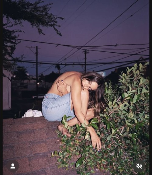 Chloe-Bennet-Wang-R028e14be9f56df913cf.jpg