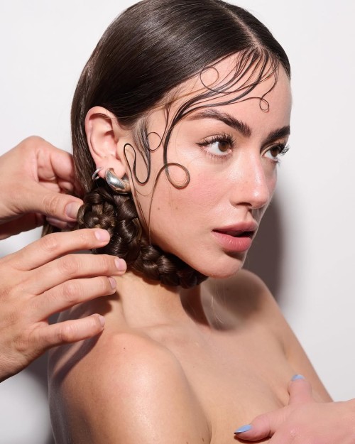 Chloe-Bennet-Wang-R042b9ed3ac32b456c38.jpg