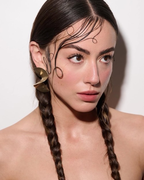 Chloe-Bennet-Wang-R0437426ad0f65554522.jpg