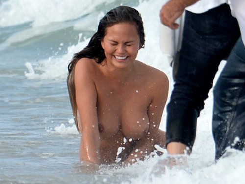 Chrissy-Teigen-Topless-During-A-Photo-Shoot-In-Miami-03-580x435d4af9a1d3945ed80.jpg