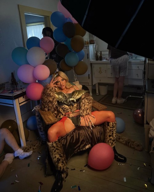 Consider-the-mother-toilet-clogged-until-further-noticekesha-for-papermagazine-photography-loudermilk-art-direction-happydevilboy-styling-marta.del.rio-makeup-leo.chaparro-hair-eduardoc6606fc2d6b46cc3.jpg
