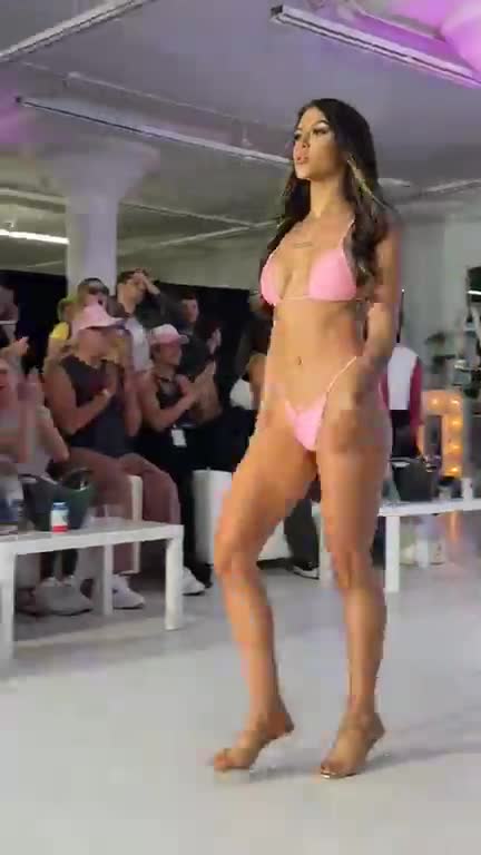 Cora-Jade---Los-Angeles-runway-show---Friday-October-17.mov