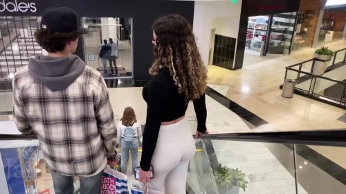 Curly-Hair-Beauty-Follow-Through-the-Mall37570e7aa6493341.jpg