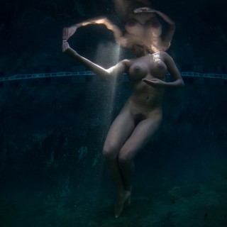 Devi_underwater-50e88b21140589da73